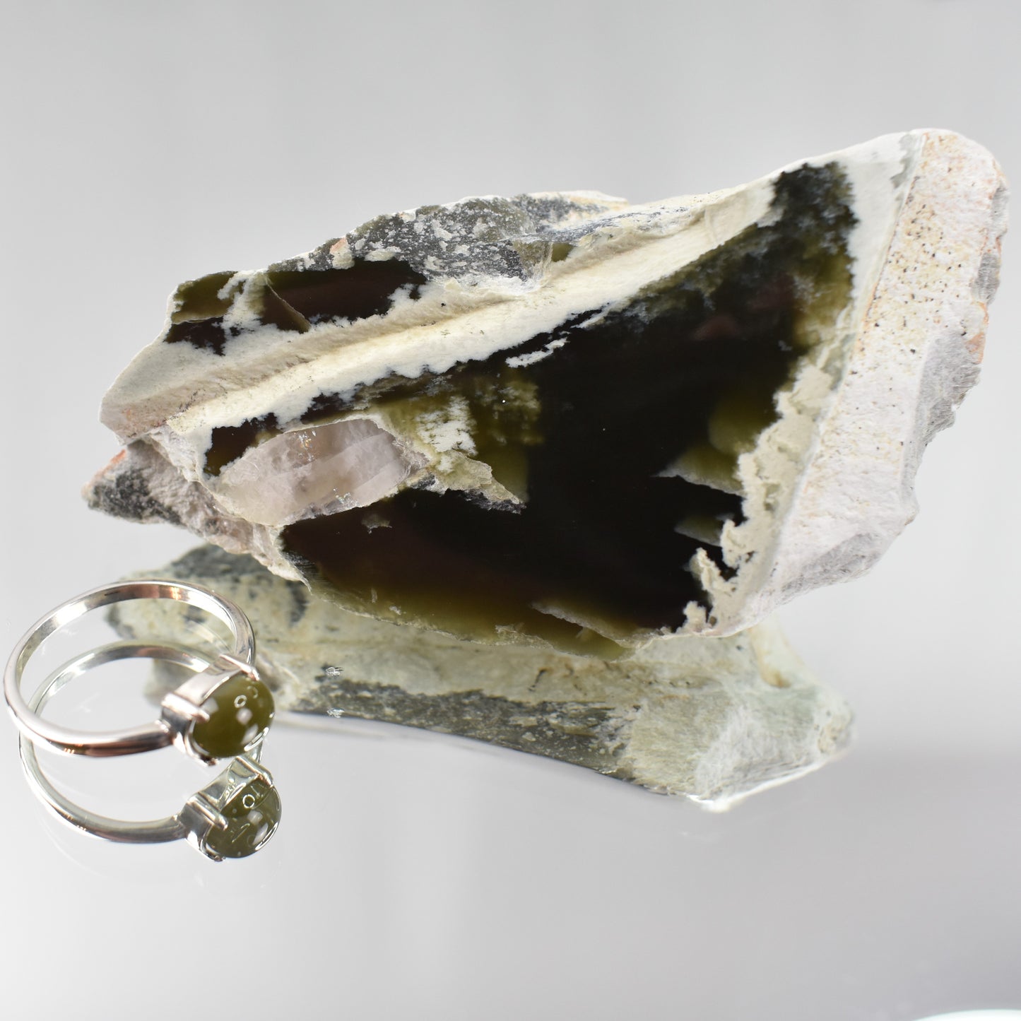 Jade Hand Gem 1030